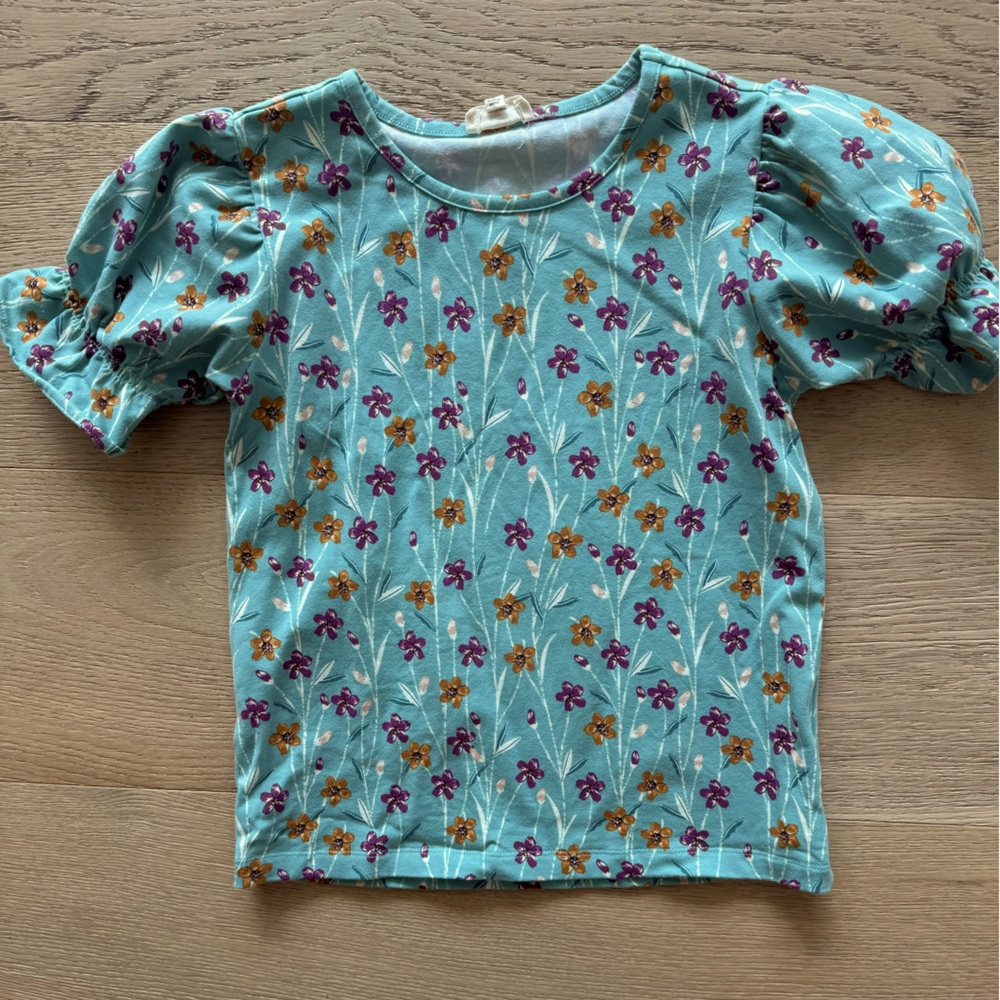 Finding Foxtale size 8 floral tee
